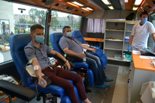 Akcja zbiórki krwi w ambulansie, który zaparkował przed wejściem do Galerii Słonecznej w Radomiu.