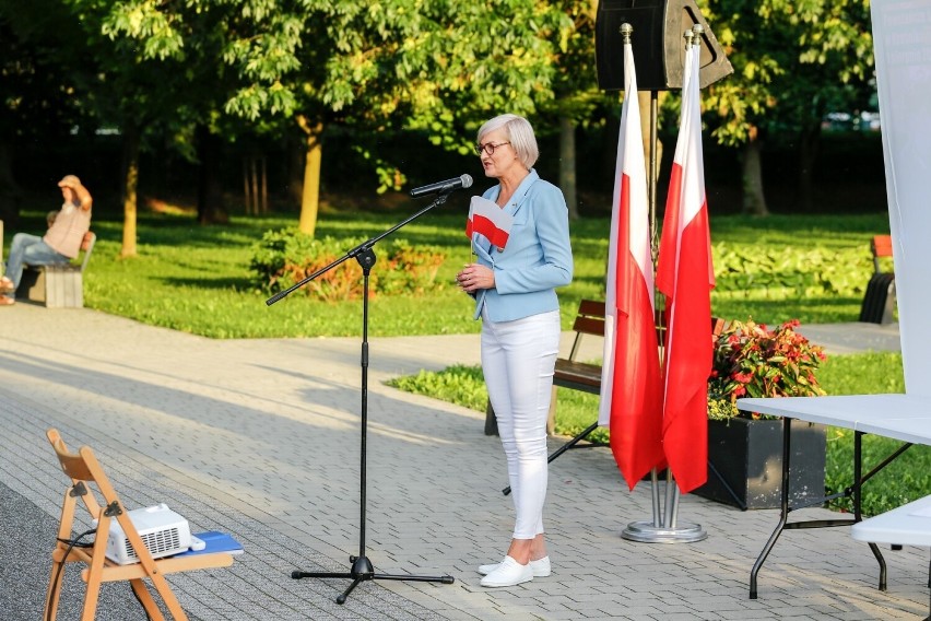 „Powstańcze śpiewanie” w Kraśniku. Mieszkańcy miasta upamiętnili 78. rocznicę wybuchu Powstania Warszawskiego i akcji „Burza” [ZDJĘCIA]