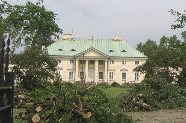 Podczas ubiegłorocznej nawałnicy jaka przeszła nad Opoczyńskiem mocno ucierpiał piękny park okalający zabytkowy pałac rodu Nałęcz-Małachowskich