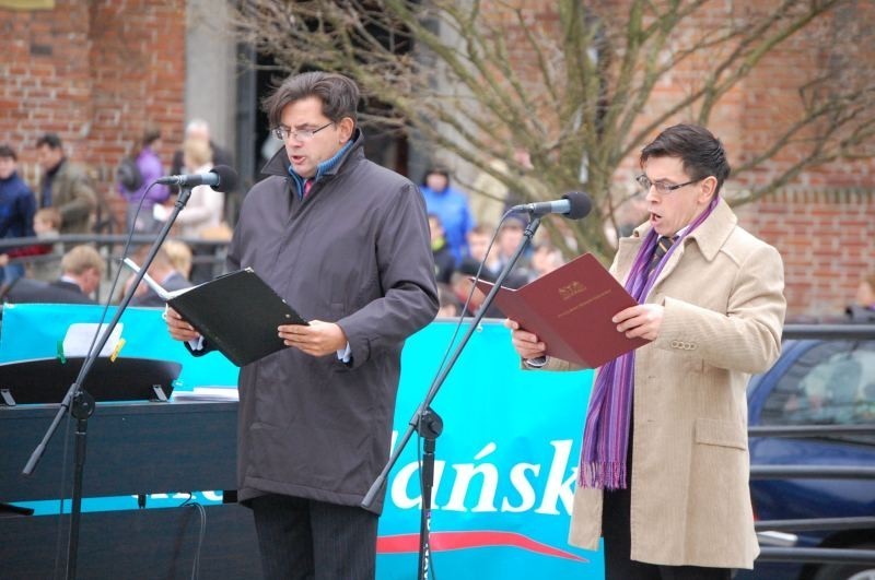 Kwidzyn: Przemarsz ulicami miasta i wspólne śpiewanie pieśni patriotycznych z okazji Święta 3 Maja