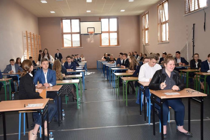 Gimnazjaliści z gminnego gimnazjum w Wągrowcu tuż przed rozpoczęciem egzaminu z części przyrodniczej 