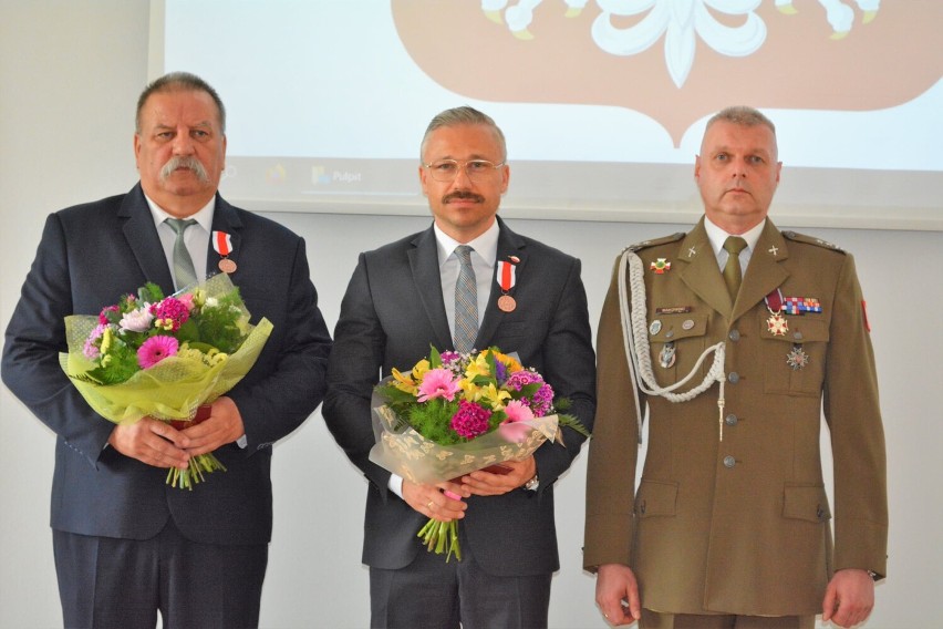 Mieszkaniec Rypina i samorządowcy z medalami "Za zasługi dla obronności kraju"