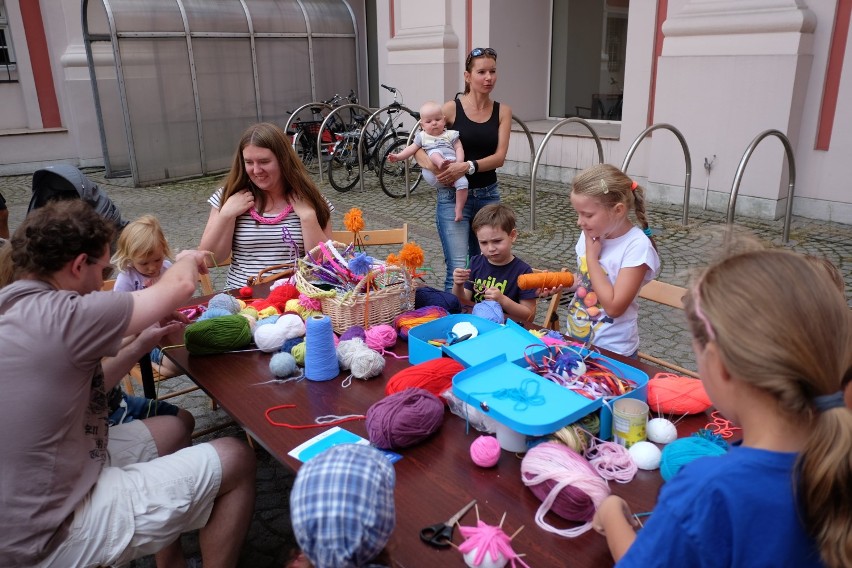 Piknik rowerowy na placu Kolegiackim w Poznaniu [ZDJĘCIA]