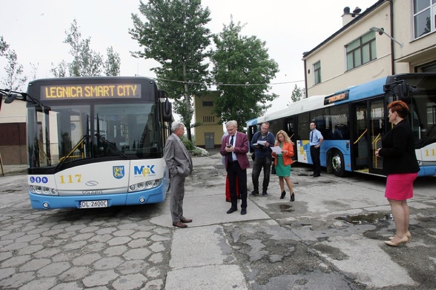 Nowe autobusy w Legnicy, można w nich za bilet płacić kartą [ZDJĘCIA]