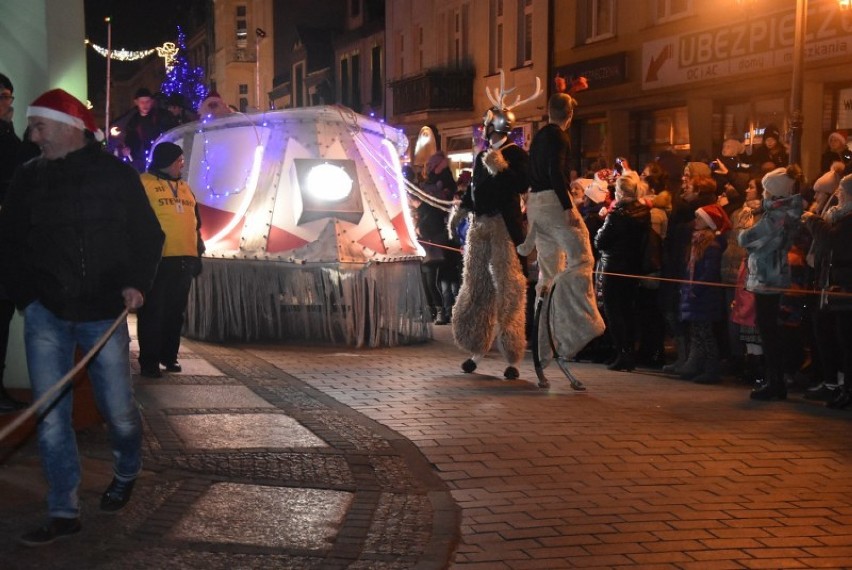 Bajkowe mikołajki we Wrześni. Mikołaj w towarzystwie przyjaciół wjechał na saniach na rynek 