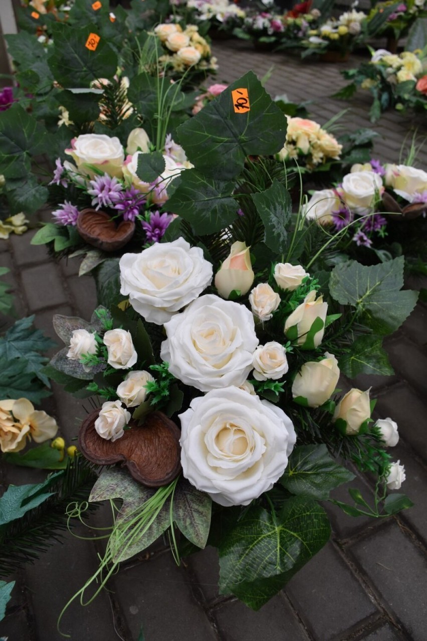 Wszystkich Świętych 2022. Zobaczcie jakie kwiaty i znicze można kupić przy cmentarzu tynieckim. ZDJĘCIA