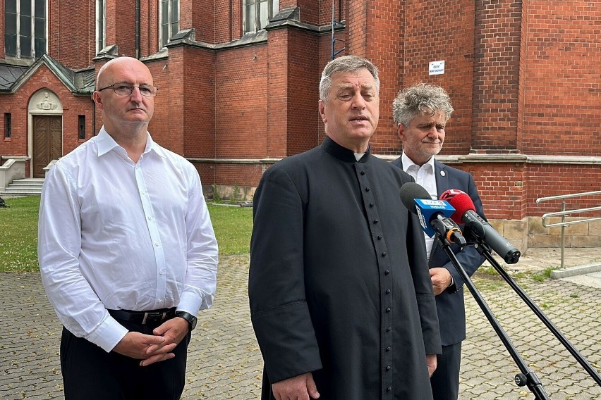 Remonty uratowały kościół Świętego Krzyża w Kielcach przed zamknięciem. Węzeł drogowy wpłynął niekorzystnie na jego stan   