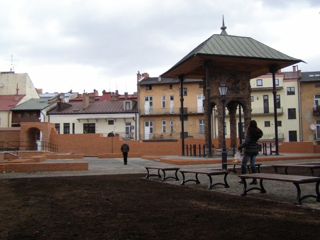 Plac, na którym przed wojną stała Stara Synagoga, został w ciągu kilku miesięcy wyremontowany i zyskał nowe oblicze