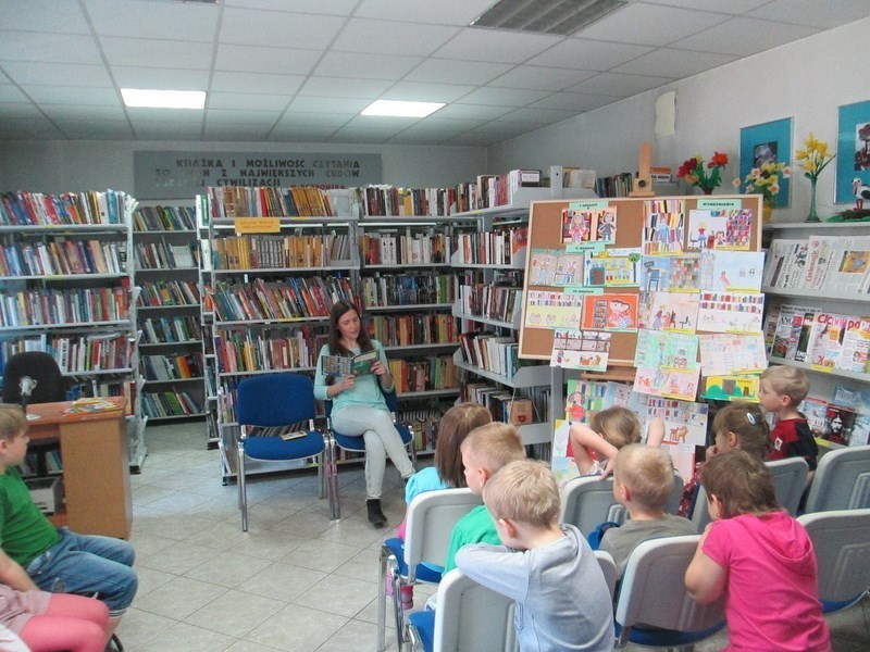 Akcja czytania bajek w poddębickiej bibliotece powiatowej