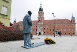 Pomnik Jana Zachwatowicza odsłonięty. Architekta odbudowanej stolicy upamiętniono na Starym Mieście. ''Stał się człowiekiem legendą''