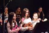 Szamotulski Ośrodek Kultury rozbrzmiał dźwiękami ukulele! Koncert kolęd w wykonaniu sekcji Ukulele SzOK