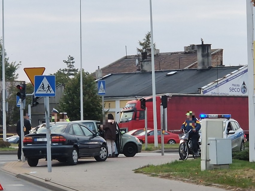 Zderzenie dwóch aut na skrzyżowaniu Wronia - Okrzei we...