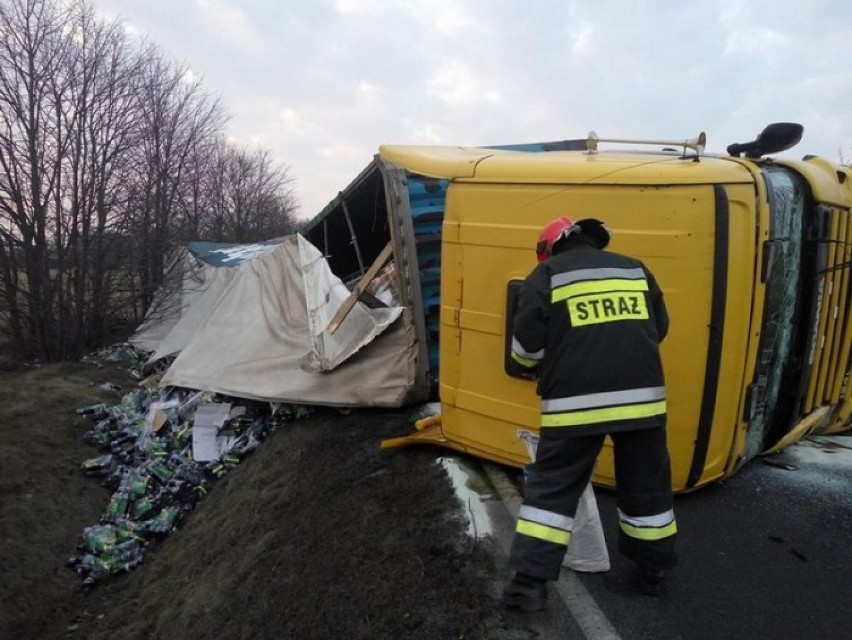 Wypadek w Pleszewie na drodze krajowej nr 11. Ciężarówka wioząca soki przewróciła się na bok [FOTO]