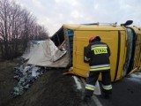 Wypadek w Pleszewie na drodze krajowej nr 11. Ciężarówka wioząca soki przewróciła się na bok [FOTO]