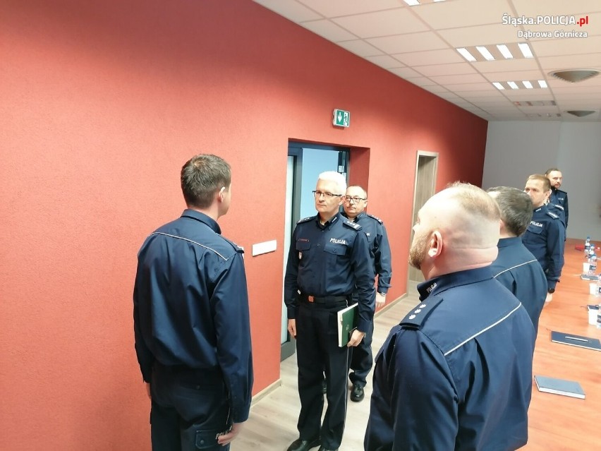 W sali konferencyjnej Komendy Miejskiej Policji w Dąbrowie...