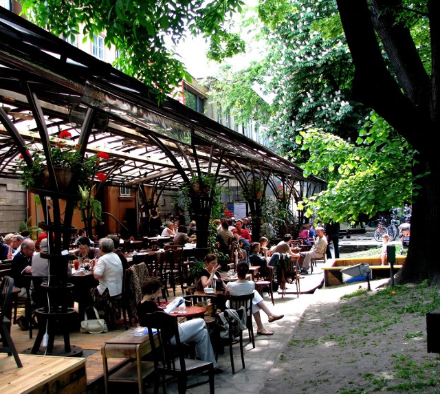 Plac Szczepański 3a, Kraków
WYDARZENIE TOWARZYSZĄCE

18.00-1.00

Będzie można zobaczyć wystawy Prabhakar Pachpute i Rupali Patil. Zwiastunki chaosu; Justyna Mędrala. Maszyna była pod takim wrażeniem, że sama na siebie spadła; Ukryte

Wojna, jaką widzimy – wystawa w ramach Miesiąca Fotografii

Kiermasz publikacji Galerii Bunkier Sztuki