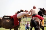 Jadą na koniu i rzucają „kozą”. Buzkashi, czyli egzotyczny sport na Opolszczyźnie 