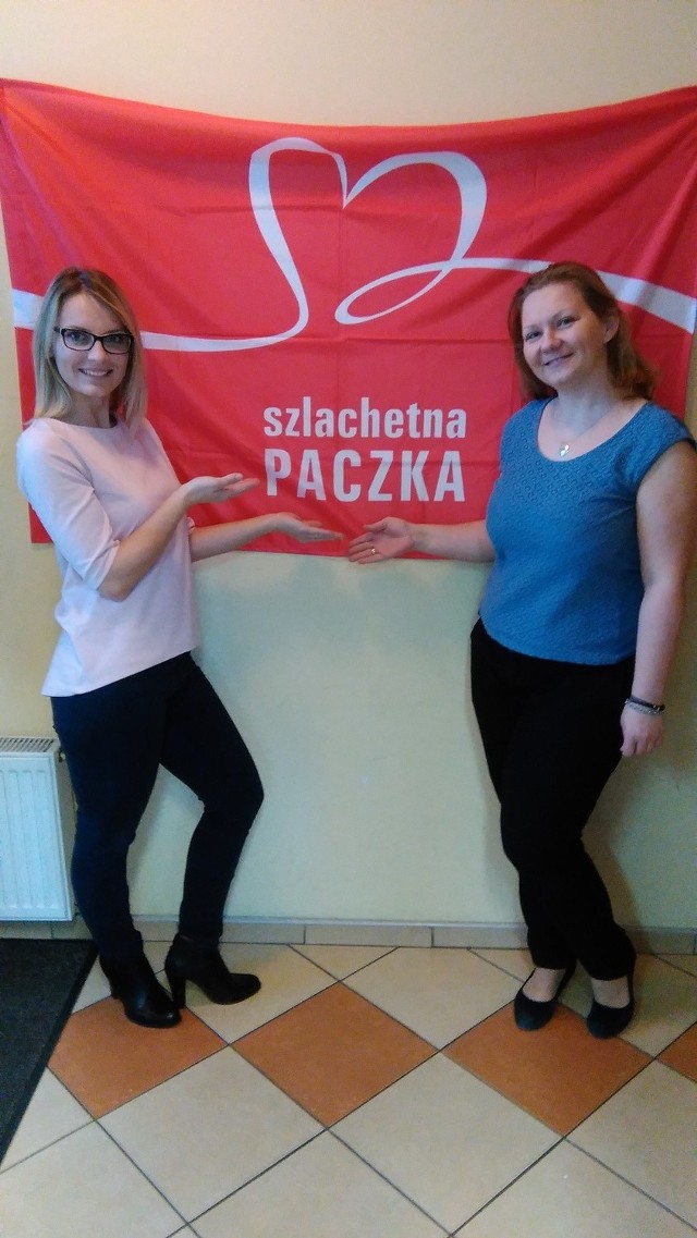 Żeby pomóc rodzinie trzeba znaleźć ją na stronie www.szlachetnapaczka.pl. Jeden za wszystkich, wszyscy za jednego - dodaje pani Milena, liderka Lipna. Na zdjęciu wolontariuszki: Milena i Aneta.