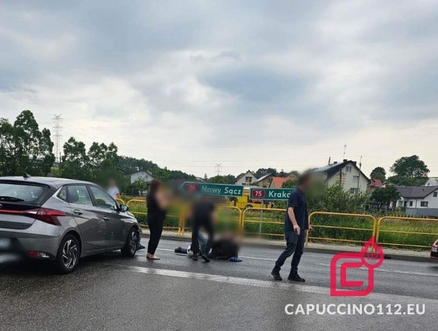 Wypadek w Gnojniku. Na drodze krajowej nr 75 zderzył się samochód osobowy i motocykl, jedna osoba ranna, są utrudnienia w ruchu. Zdjęcia