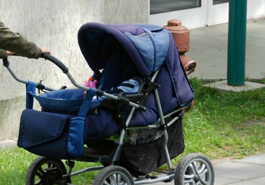 Na ul. 3 Maja w Wieluniu pijana 34-latka prowadziła wózek z niemowlakiem