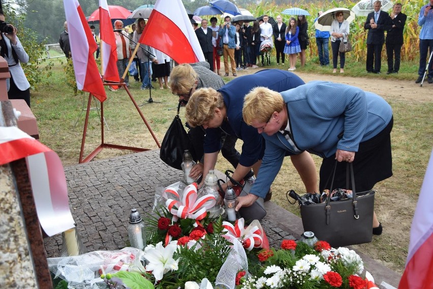 Ku pamięci ofiar zbrodni Wehrmachtu. Odsłonięto obelisk w Dębinie [FOTO]