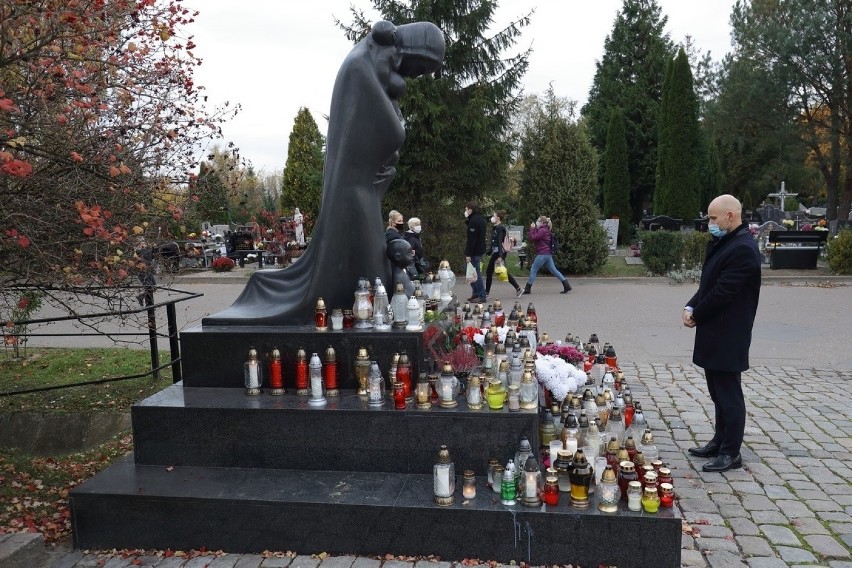 Wiceprezydent Alan Aleksandrowicz przed pomnikiem Golgoty...