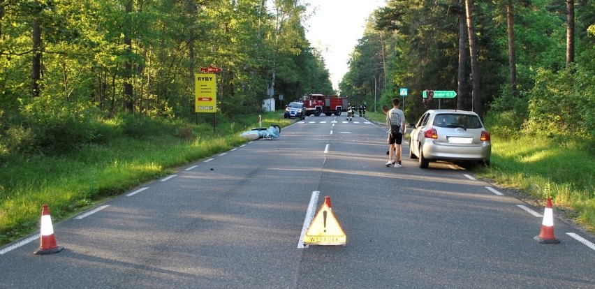 Wypadek z udziałem motocykla i osobówki w gminie Nowa Brzeźnica. Dwie osoby ranne