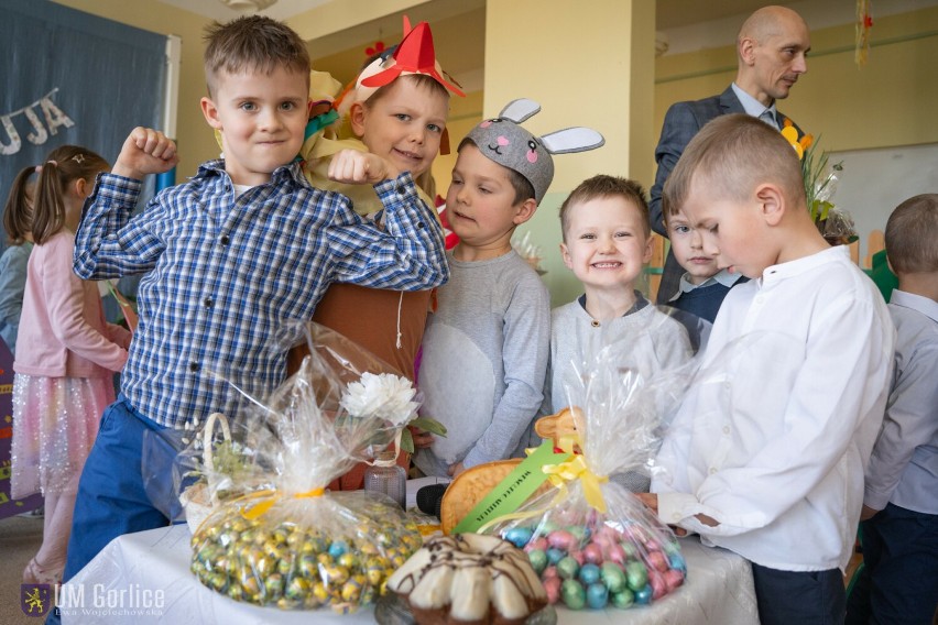 Największą radość z  Wielkanocy mają dzieci. Te z Miejskiego Przedszkola nr 8 zaprosiły na święta do "Kurnikowa"