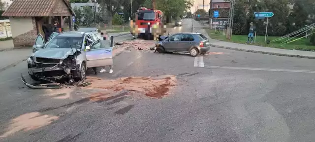 W wyniku zderzenia dwóch samochodów cztery osoby trafiły do szpitala