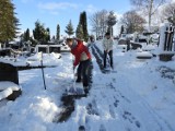 Więźniowie Zakładu Karnego w Kwidzynie odśnieżali cmentarz [ZDJĘCIA]