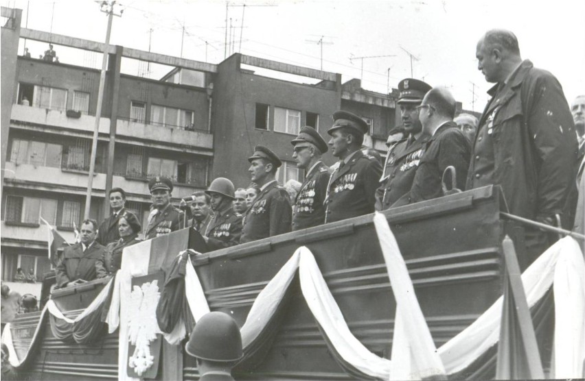 wręczenie sztandaru 12.10.1968 trybuna z PTS