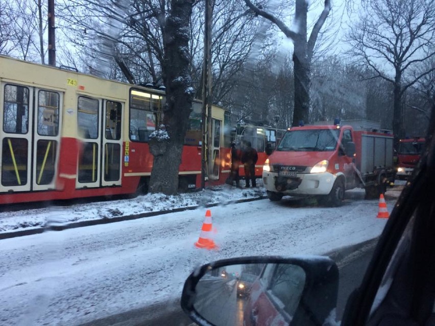 Nietypowy wypadek w Bytomiu-Szombierkach: Samochód dostawczy uderzył w tramwaj [ZDJĘCIA]