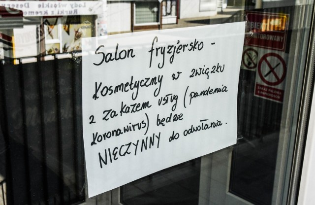 Takie informacje wciąż wiszą na drzwiach bydgoskich salonów fryzjerskich i kosmetycznych. Ich właściciele i klienci z niecierpliwością czekają na otwarcie.