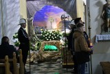Wciąż żywa jest Wielkanocna tradycja. Strażacy ochotnicy z jednostek OSP pełnią wartę przy Grobie Pańskim
