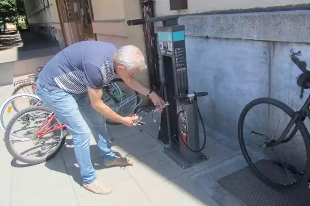 W Poznaniu działa kilka ogólnodostępnych naprawczych stacji rowerowych. Cały czas powstają też nowe – prywatne. Nowe mają powstać przed sklepami sieci Żabka.