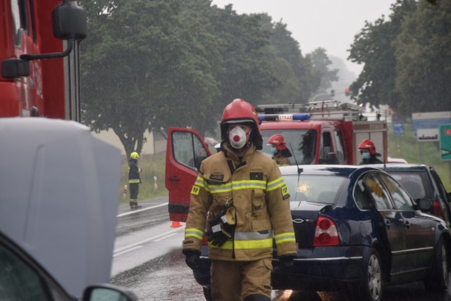 Zderzenie pięciu aut w strugach deszczu na Górce Woźnickiej