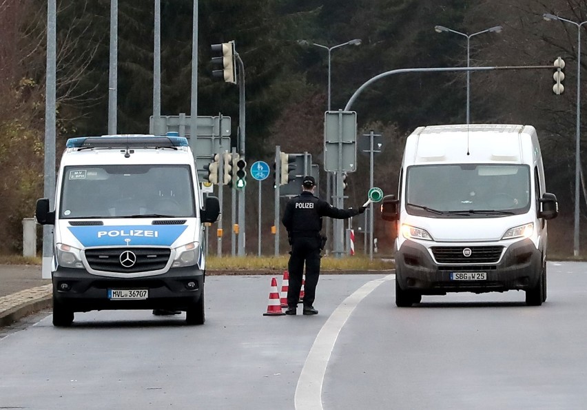 Pierwszy dzień wstrzymania małego ruchu granicznego na granicy niemiecko-polskiej w woj. zachodniopomorskim - 16.12.2020