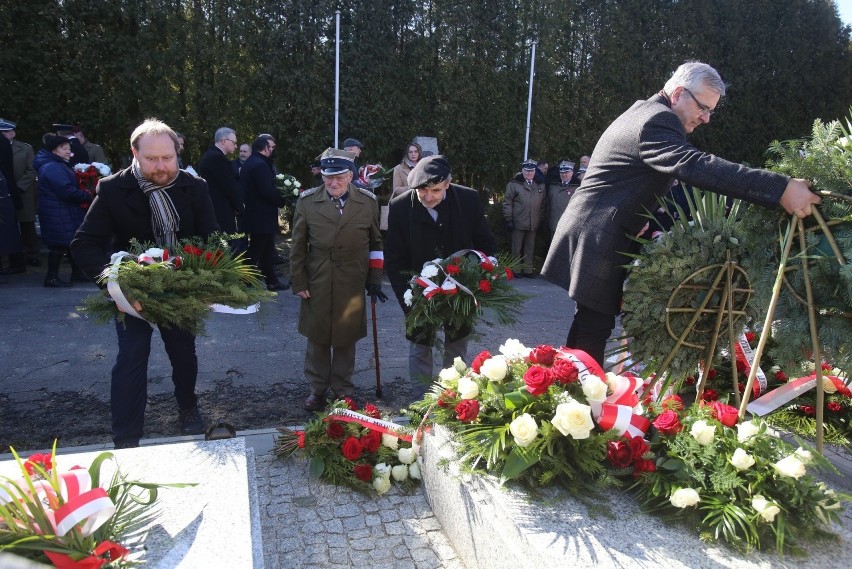 Podczas uroczystości poświęcono nowe nagrobki Żołnierzy...