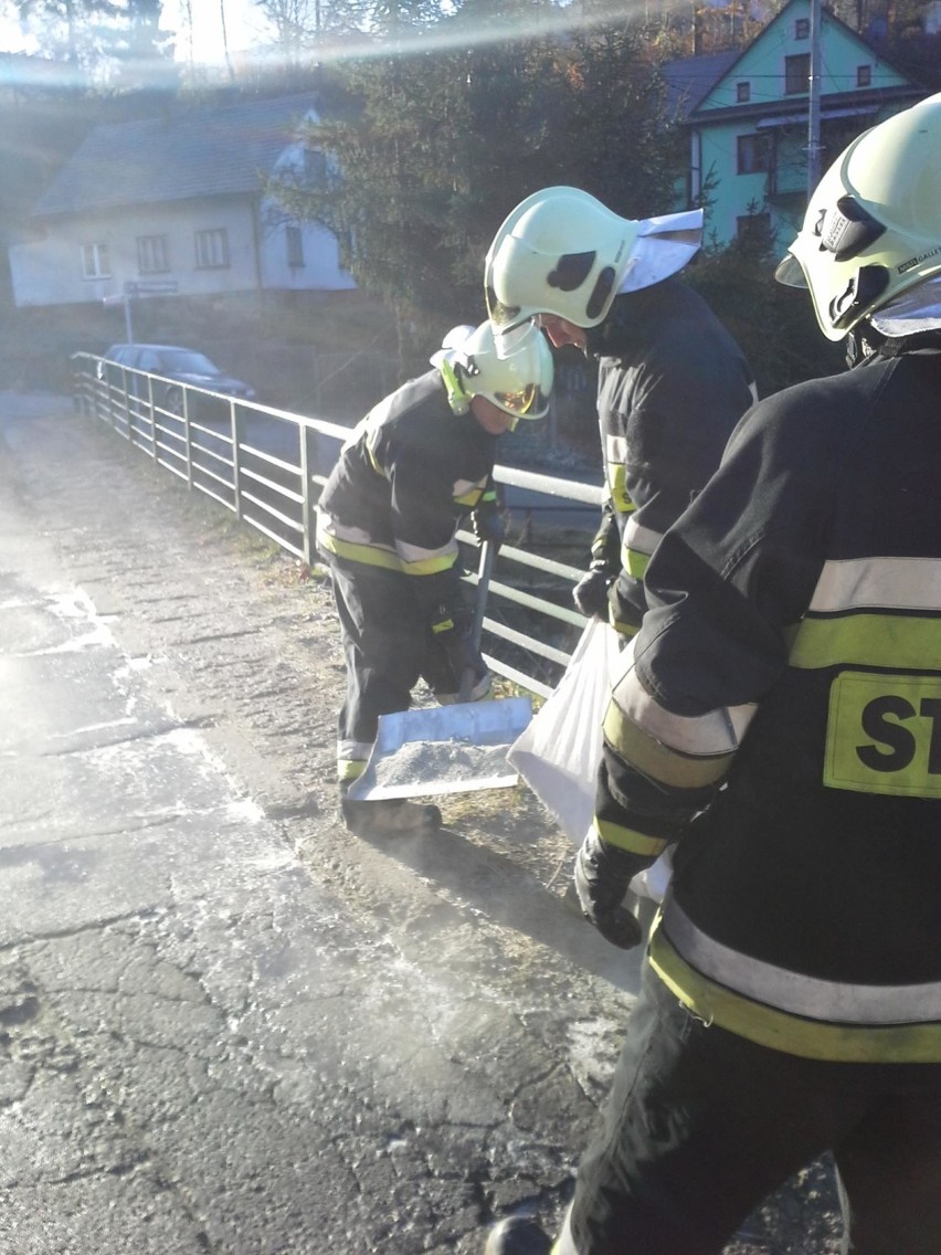 Wypadek w Żabnicy. Zderzenie osobówki z radiowozem, rannych trzech policjantów
