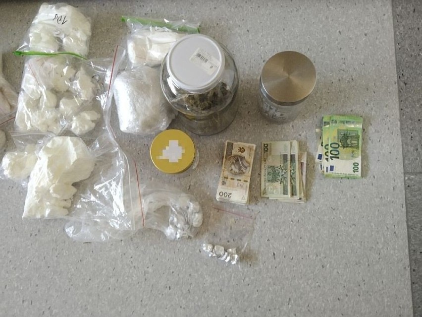 Lodówka z amfetaminą w Skarżysku. Policjanci znaleźli 3,5 kilograma narkotyków u 21-latka