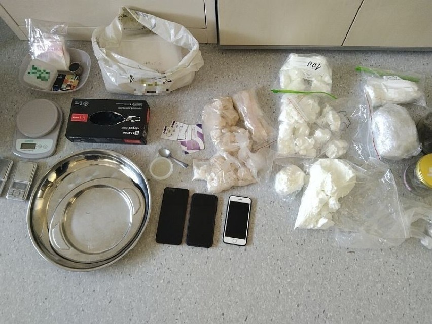 Lodówka z amfetaminą w Skarżysku. Policjanci znaleźli 3,5 kilograma narkotyków u 21-latka