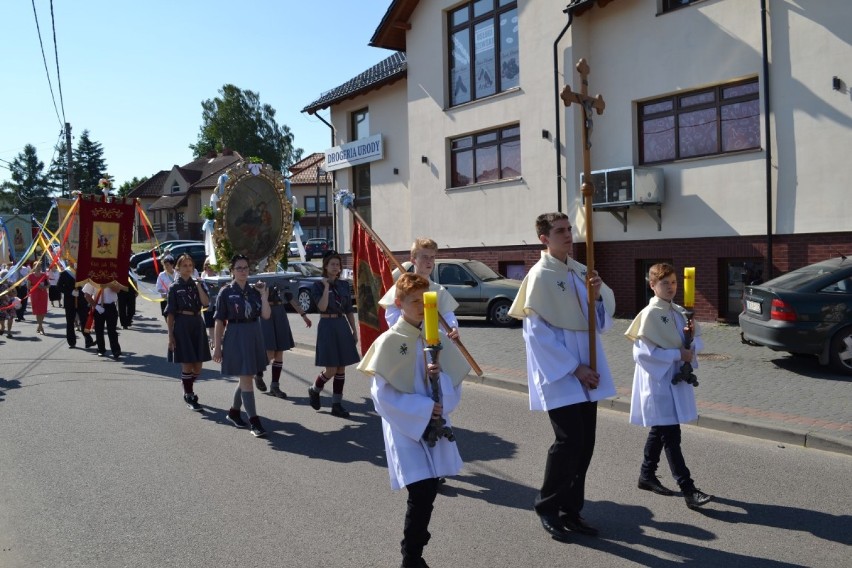 31 maja procesja Bożego Ciała przeszła ulicami Kiełpina.