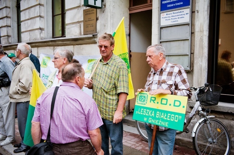 Gniezno: Działkowcy protestowali pod biurem posła PO - Pawła Arndta
