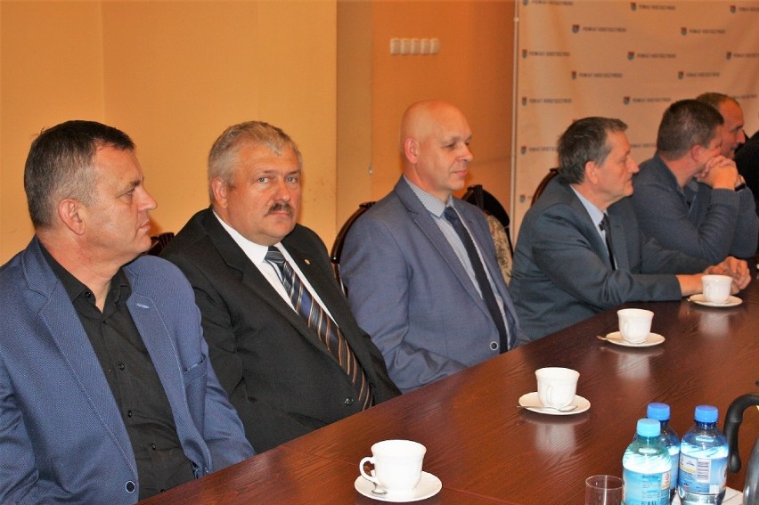 Nowo wybrani radni Rady Powiatu Krotoszyńskiego otrzymali zaświadczenia o wyborze [ZDJĘCIA]