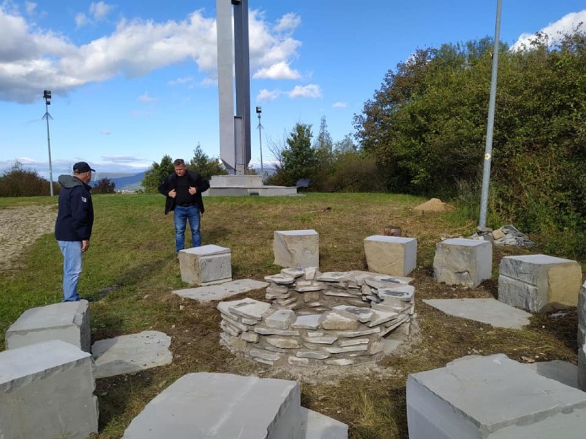 Kamienne palenisko na żywieckim Grojcu, czyli grillowanie z widokiem na Beskidy. Jak Wam się podoba?