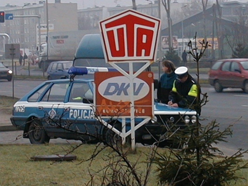 Policja w Lesznie dwadzieścia lat temu i kultowy polonez  -...