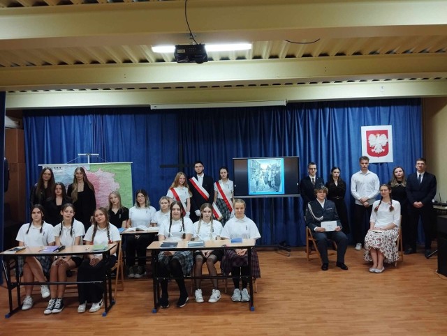 W przeddzień Narodowego Święta Niepodległości społeczność Katolickiej  Szkoły Podstawowej i Katolickiego Liceum w Sandomierzu wzięła udział w żywej lekcji historii nawiązującej do odzyskania przez Polskę niepodległości. Więcej na kolejnych zdjęciach