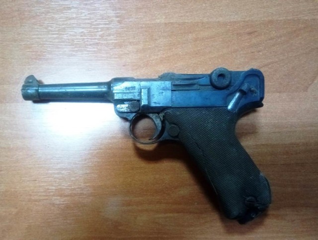 Przedwojenny niemiecki pistolet znaleziony w ścianie budynku w Zatorze