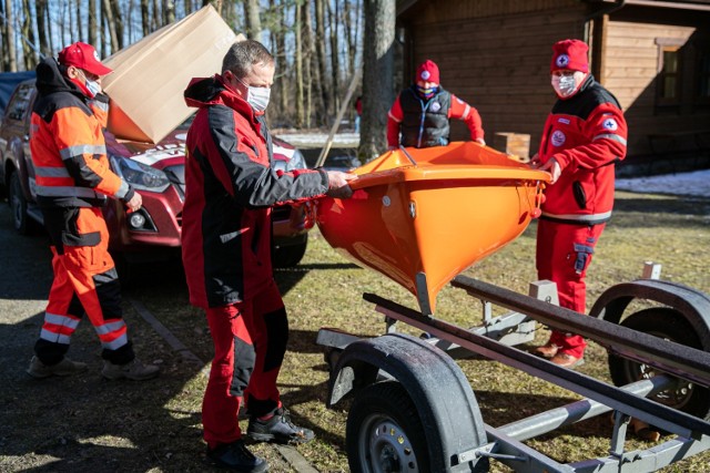Sprzęt do szkolenia przyszłych ratowników wodnych trafił do WOPR-ów w regionie. Otrzymał go też WOPR we Włocławku