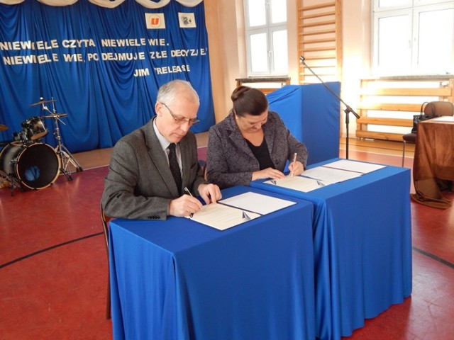 W imieniu Liceum Ogólnokształcącego w Poddębicach list intencyjny podpisała Maria Wójcik, dyrektor szkoły